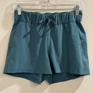 Lululemon Size 4 Cascades On The Fly Short Woven 2.5" Athletic Activewear Travel